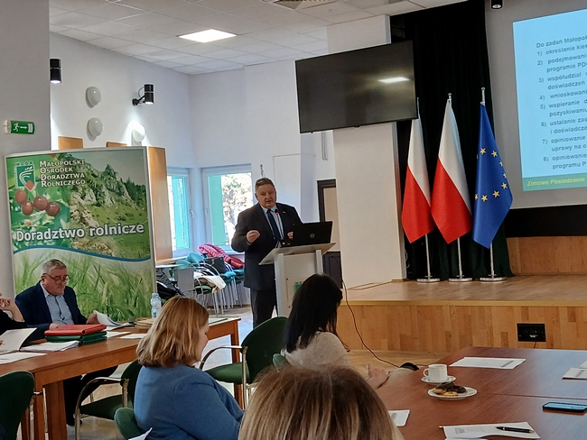 Inspektor COBORU omawia Regulamin dzialania Małopolskiego  Zespołu PDO